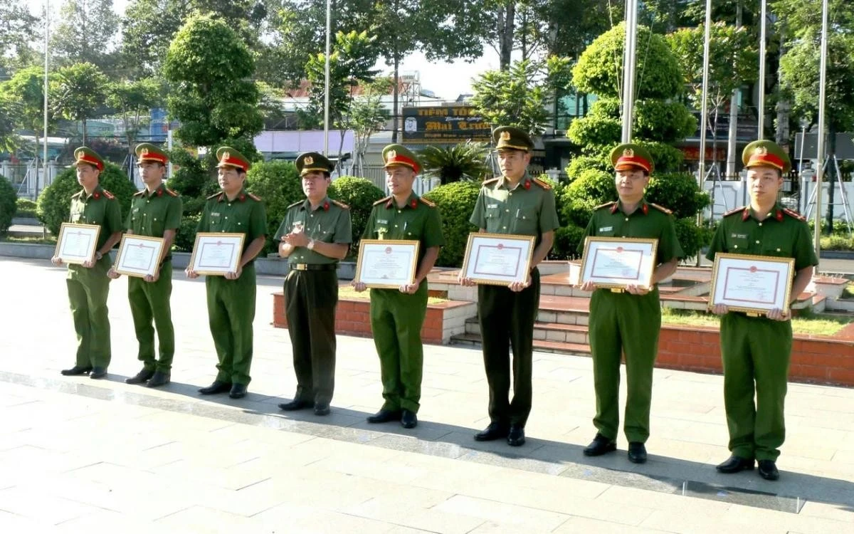 Các tập thể, cá nhân nhận bằng khen, giấy khen có thành tích xuất sắc trong chuyên án.