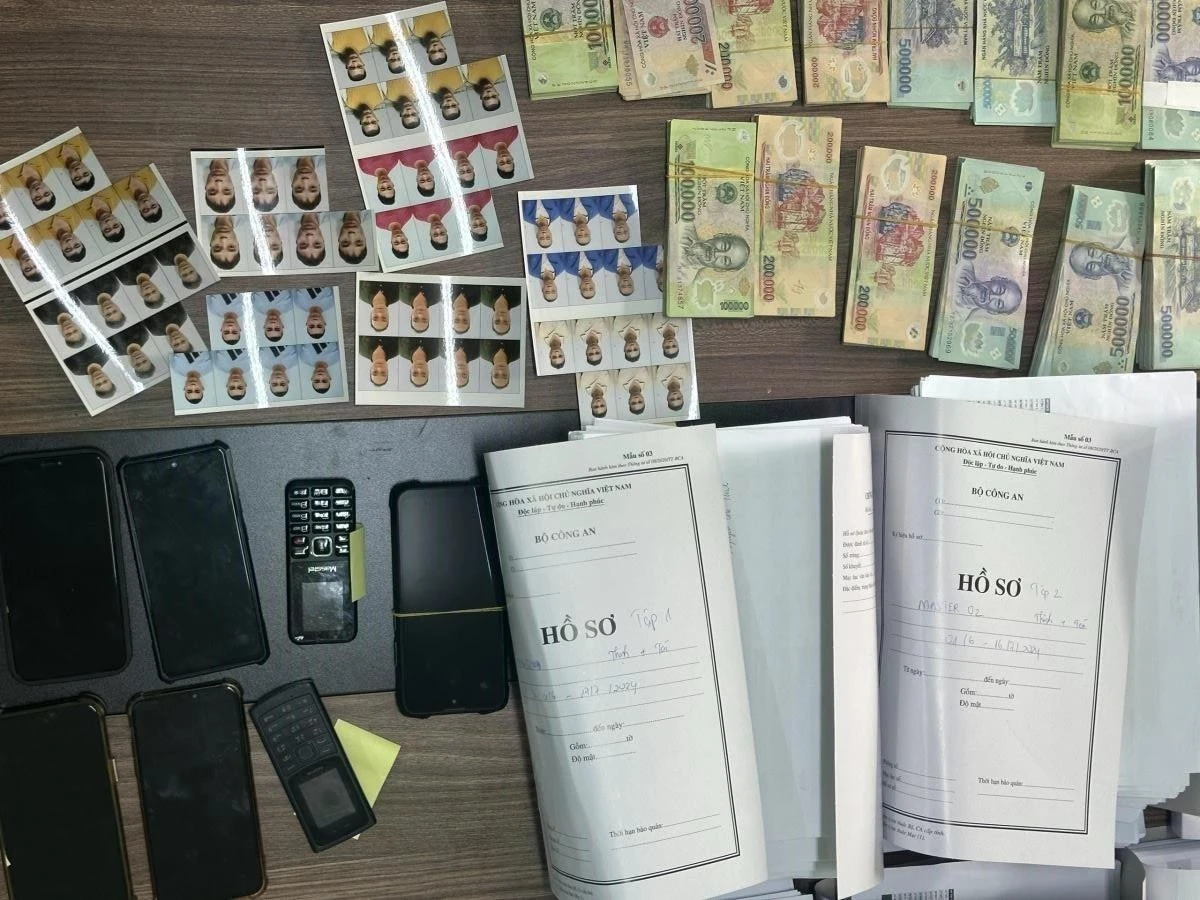 Các tài liệu, vật chứng có liên quan trong vụ án.