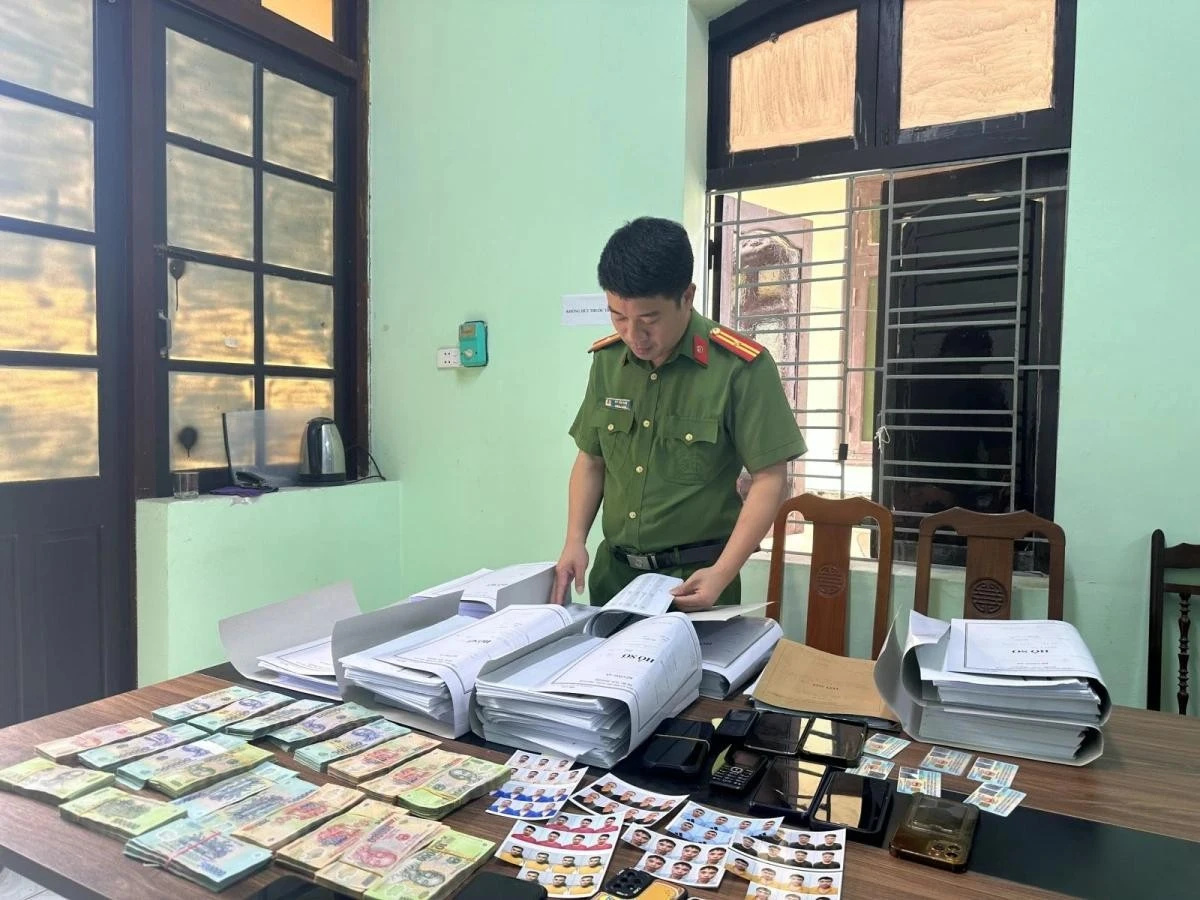 Lực lượng chức năng đang tập hợp các tài liệu, vật chứng có liên quan trong vụ án.