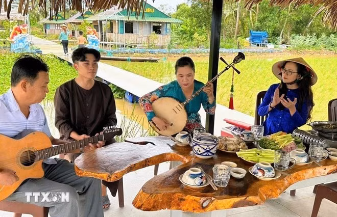 Biểu diễn đờn ca tài tử ở điểm du lịch sinh thái nông nghiệp Cánh Đồng Cậu Ba.