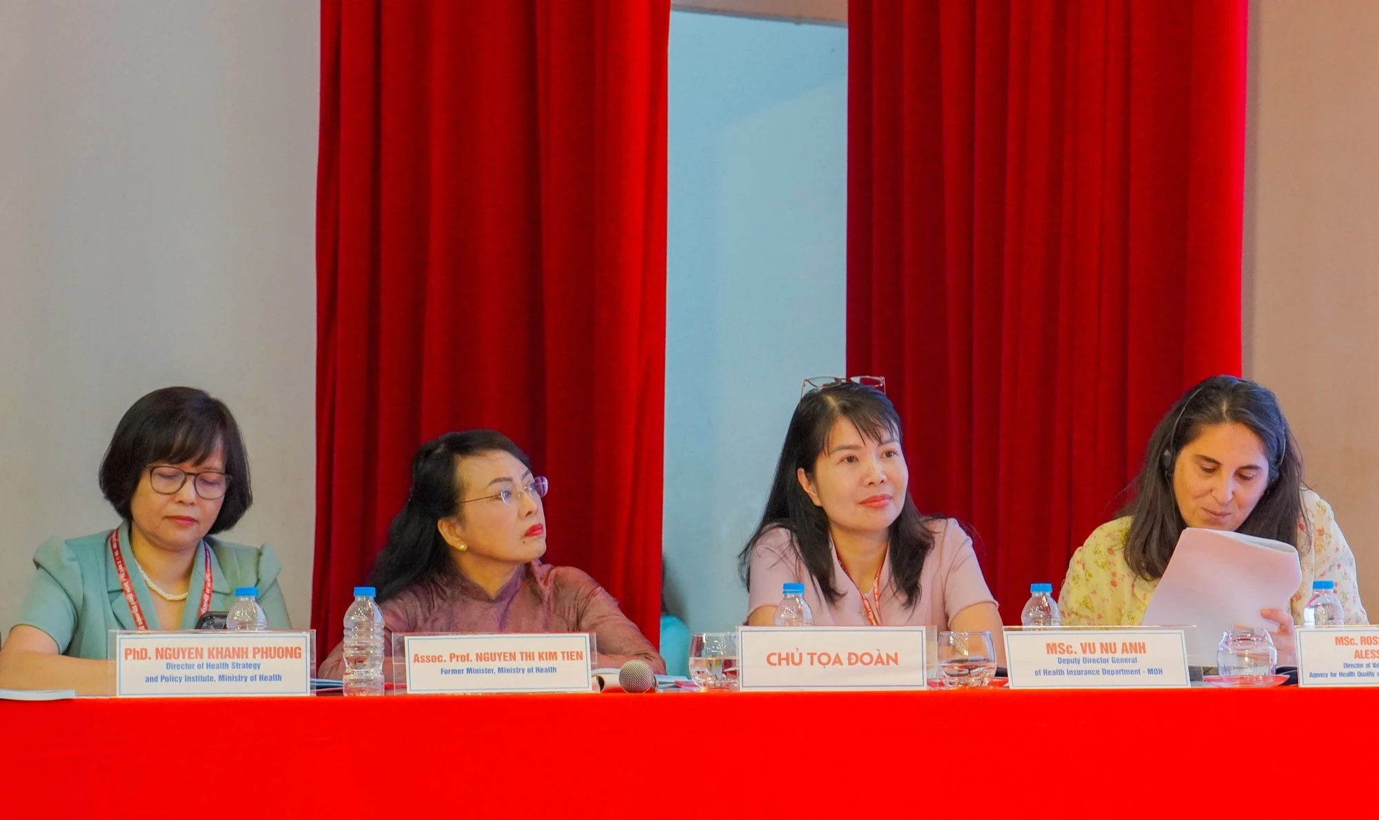 Các chủ tọa đoàn của 1 phiên thảo luận tại hội nghị.