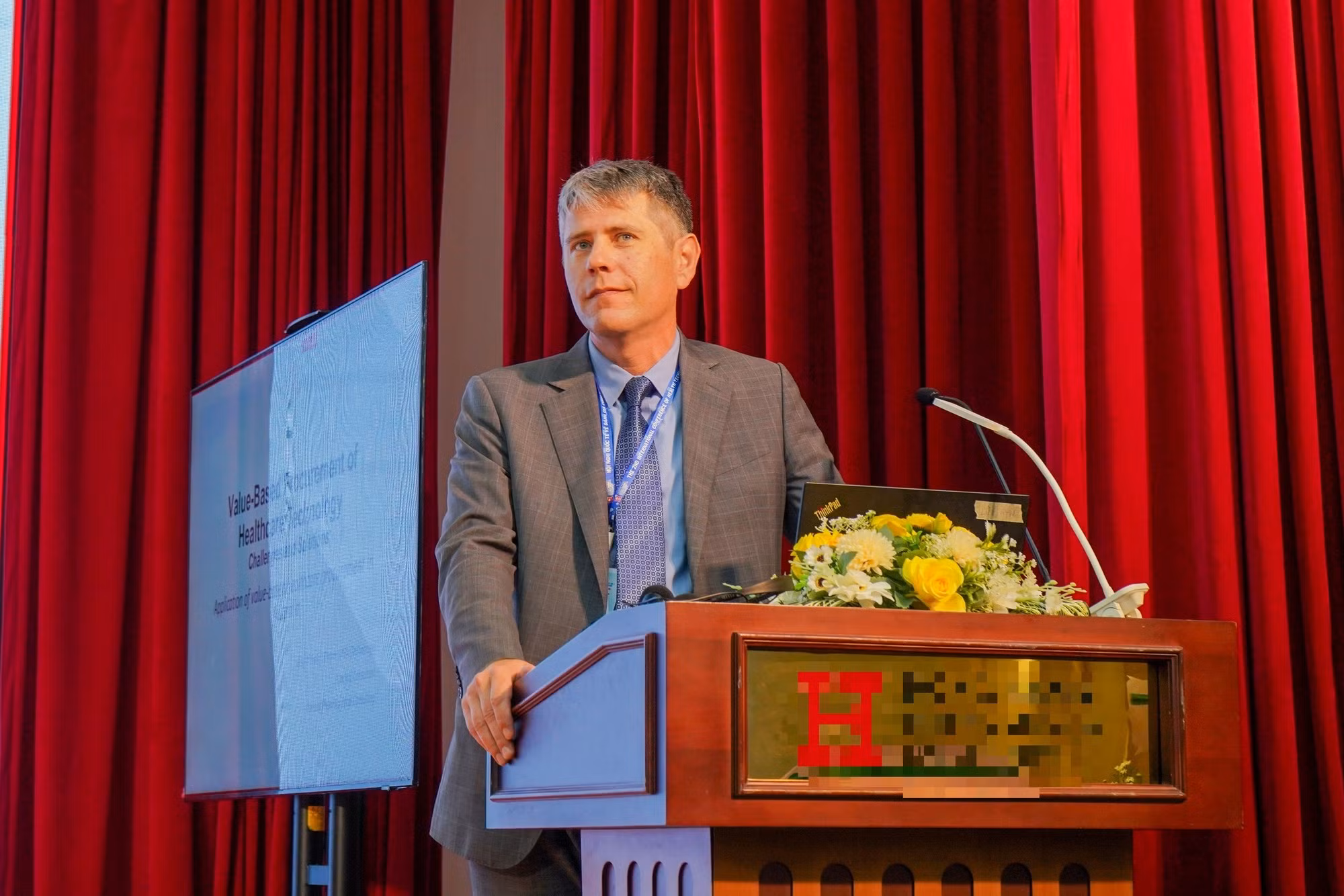 ThS. Gregory O'Toole chia sẻ về đề tài"Ứng dụng cung ứng thuốc dựa trên giá trị tại Úc" tại hội nghị.