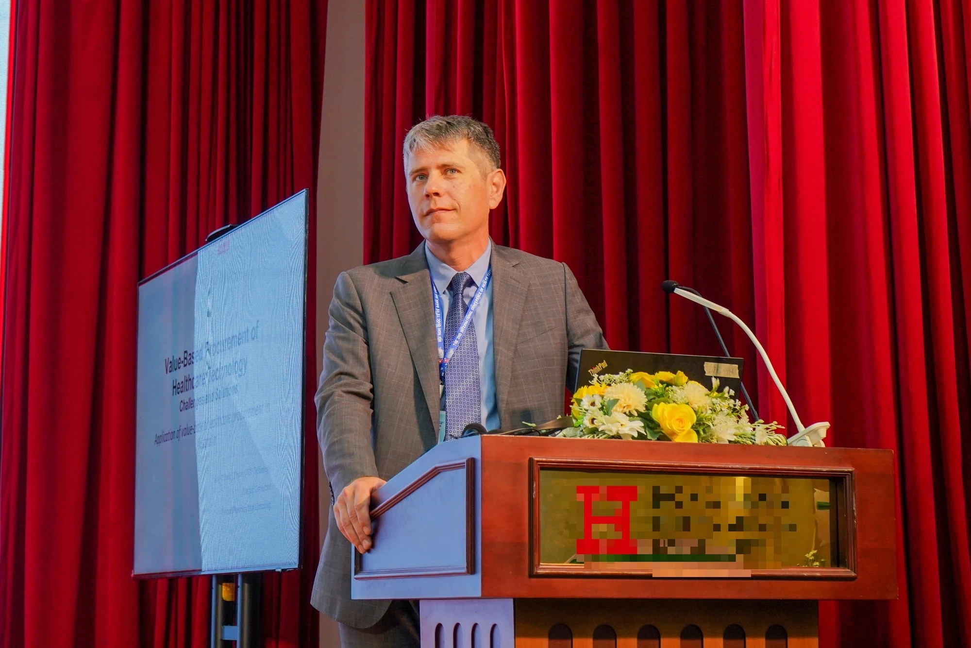 ThS. Gregory O'Toole chia sẻ về đề tài"Ứng dụng cung ứng thuốc dựa trên giá trị tại Úc" tại hội nghị.