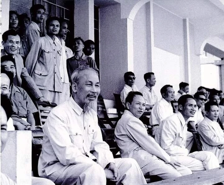 Bác Hồ xem trận đấu giữa Tổng cục Bưu Điện và công nhân Cảng Hà Nội ở SVĐ Cột Cờ vào ngày 1/5/1957. (Ảnh: TTXVN)