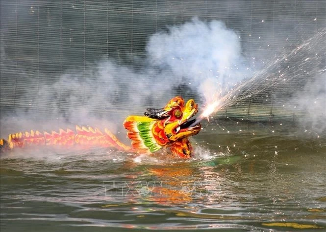 Trình diễn múa rối nước Đào Thục, xã Thục Lâm, huyện Đông Anh (Hà Nội).