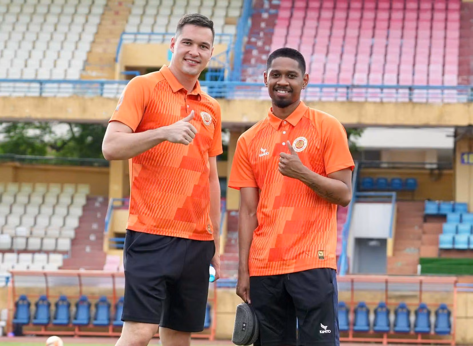 Jason Pendant Quang Vinh (phải) và Nguyễn Filip đang khoác áo CLB Công an Hà Nội. Ảnh: VFF.