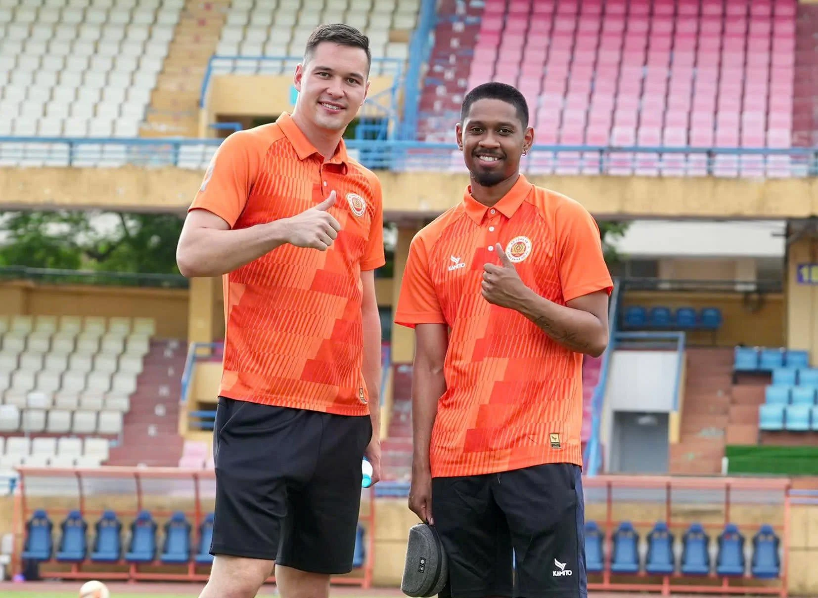 Jason Pendant Quang Vinh (phải) và Nguyễn Filip đang khoác áo CLB Công an Hà Nội. Ảnh: VFF.