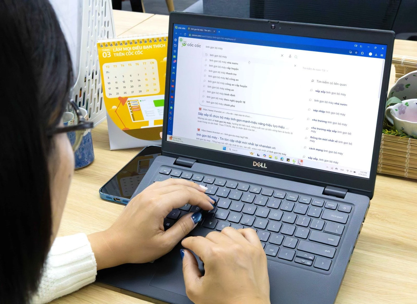 Người dùng tra cứu thông tin trên mạng.