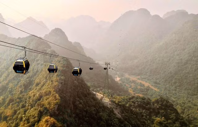 Tuyến cáp treo Hương Bình kết nối chùa Hương và chùa Tiên.