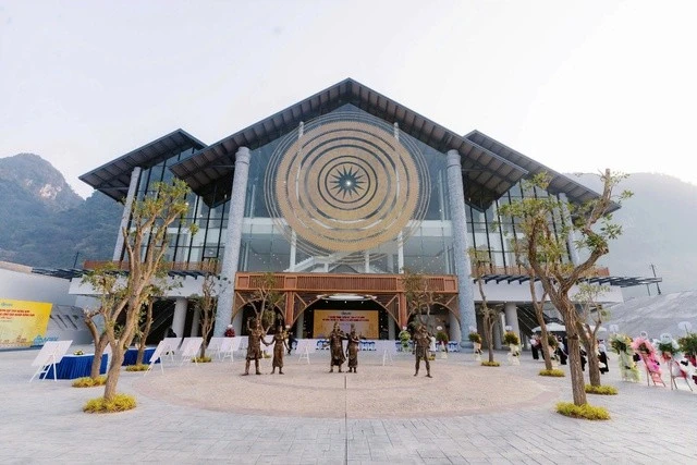 Tuyến cáp treo Hương Bình mang lại cho du khách trải nghiệm vô cùng thú vị và nhanh chóng.