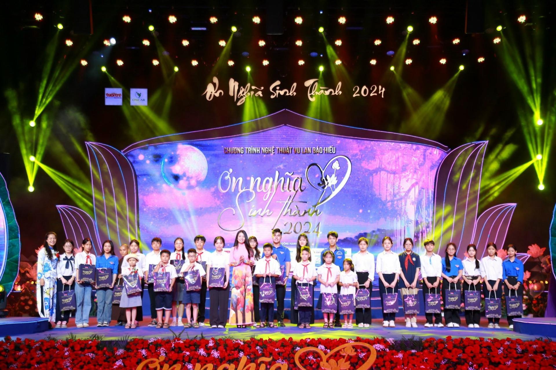 Chương trình trao học bổng và quà đến những tấm gương điển hình về lòng hiếu thảo trong thanh thiếu nhi Thủ đô. Chương trình trao học bổng và quà đến những tấm gương điển hình về lòng hiếu thảo trong thanh thiếu nhi Thủ đô.