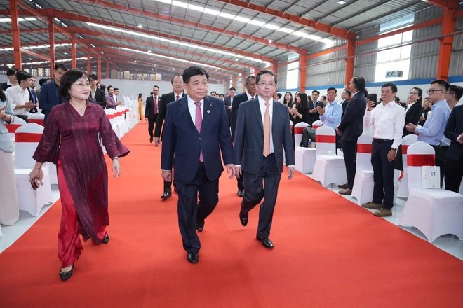 Phó Thủ tướng Chính phủ Nguyễn Chí Dũng đến tham dự sự kiện.