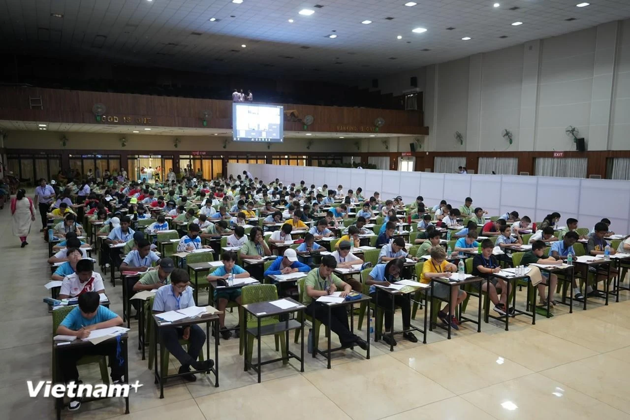 Học sinh các nước thi trực tiếp tại Hội trường của trường City Montessori School.