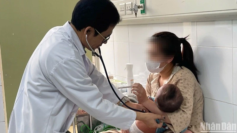 Bệnh nhi mắc sởi nằm điều trị tại Bệnh viện Nhi Trung ương.