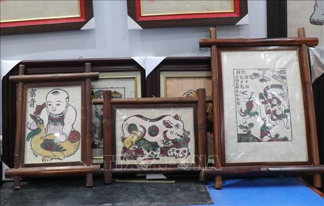 Sản phẩm tranh khung trúc dân gian Đông Hồ. Sản phẩm tranh khung trúc dân gian Đông Hồ.