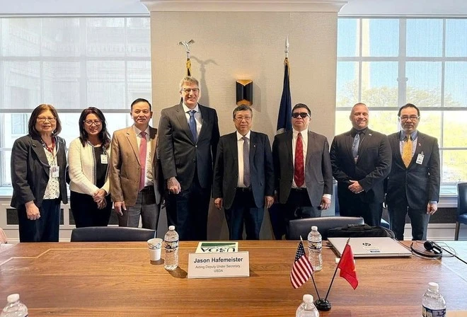 Đại diện đoàn công tác của Bộ Nông nghiệp và Môi trường cùng với đại diện Bộ Nông nghiệp Hoa Kỳ, chụp ảnh lưu niệm.