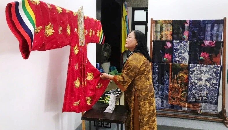 Người dân Thừa Thiên Huế tham dự sự kiện đón nhận danh hiệu Di sản văn hóa phi vật thể quốc gia "Tri thức may và mặc áo dài Huế".