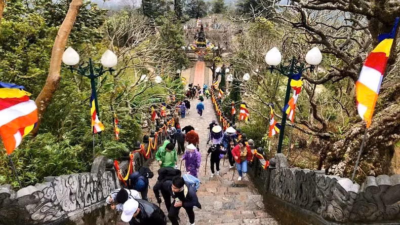 Đông đảo tăng, ni, phật tử, nhân dân và khách du lịch hành hương về Yên Tử.