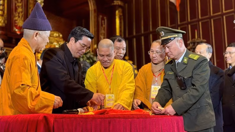 Các đại biểu làm lễ đóng dấu thiêng Yên Tử.