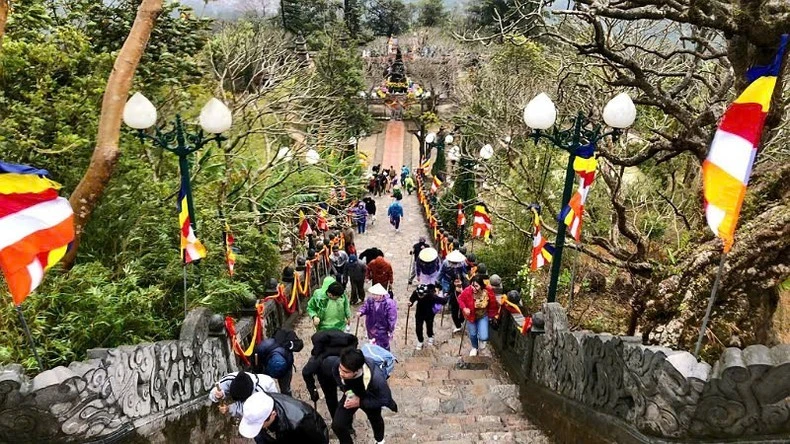 Đông đảo tăng, ni, phật tử, nhân dân và khách du lịch hành hương về Yên Tử.