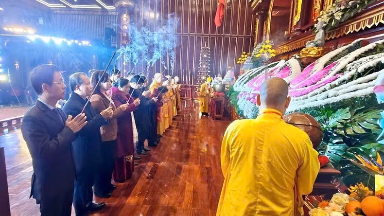 Các đại biểu dâng hương, làm lễ cầu Quốc thái, dân an.