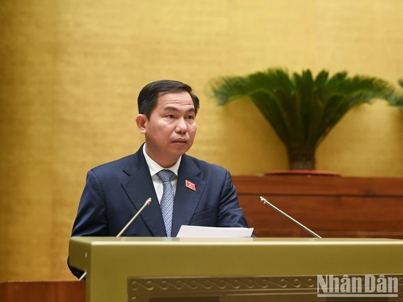 Chủ nhiệm Ủy ban Tài chính, Ngân sách của Quốc hội Lê Quang Mạnh trình bày báo cáo.