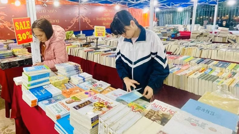 Các đơn vị áp dụng nhiều chương trình giảm giá sâu khi mua sách cho người dân, du khách.