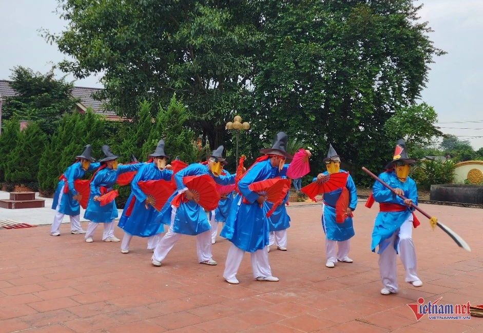 Trò Hoa Lang trang phục gồm: áo dài, đầu đội mũ cao da bò, tay trái cầm quạt, tay phải mái chèo, đeo mặt nạ cũng làm bằng da bò phết sơn trắng...