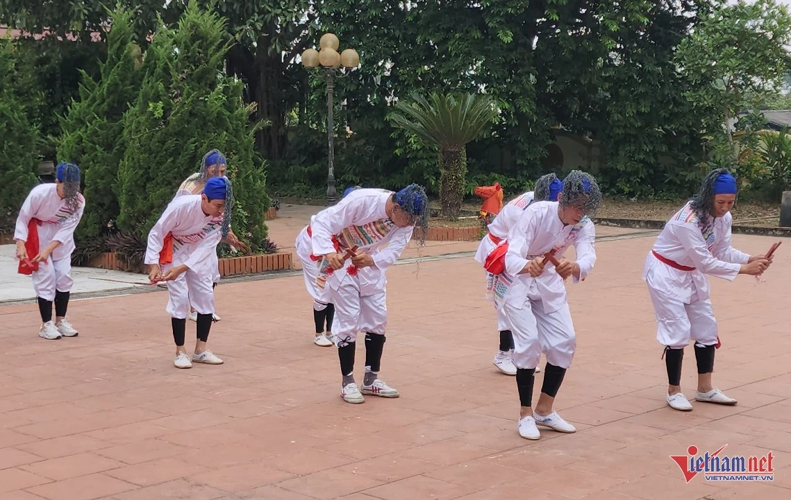 Trò Ai Lao tượng trưng người Thái - Lào tiến cống.