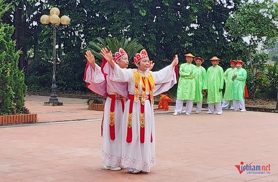 Trò Ngô Quốc tượng trưng người Ngô Việt (Trung Hoa) tiến cống.