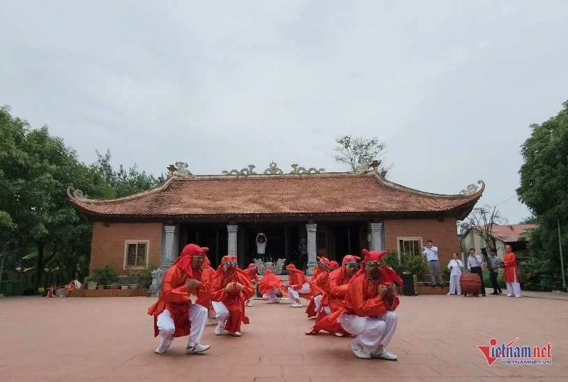 Trò Chiêm Thành tượng trưng người Champa tiến cống.