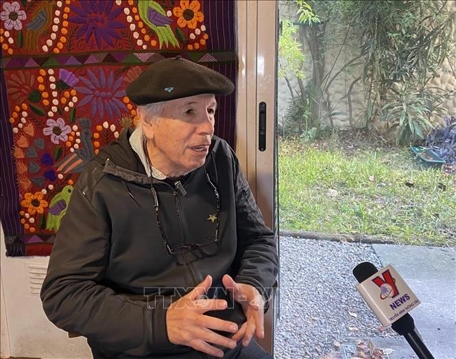 Tổng biên tập tờ Resumen Latinoamericano của Argentina, Carlos Aznarez trả lời phỏng vấn phóng viên TTXVN.