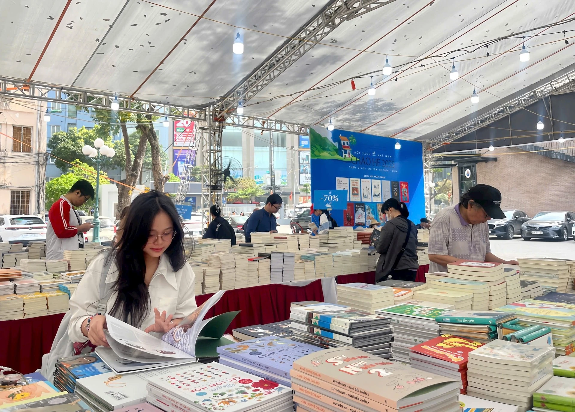 Bạn đọc tìm mua sách tại Hội sách Nhã Nam: Chào hè 2025 (Hà Nội).