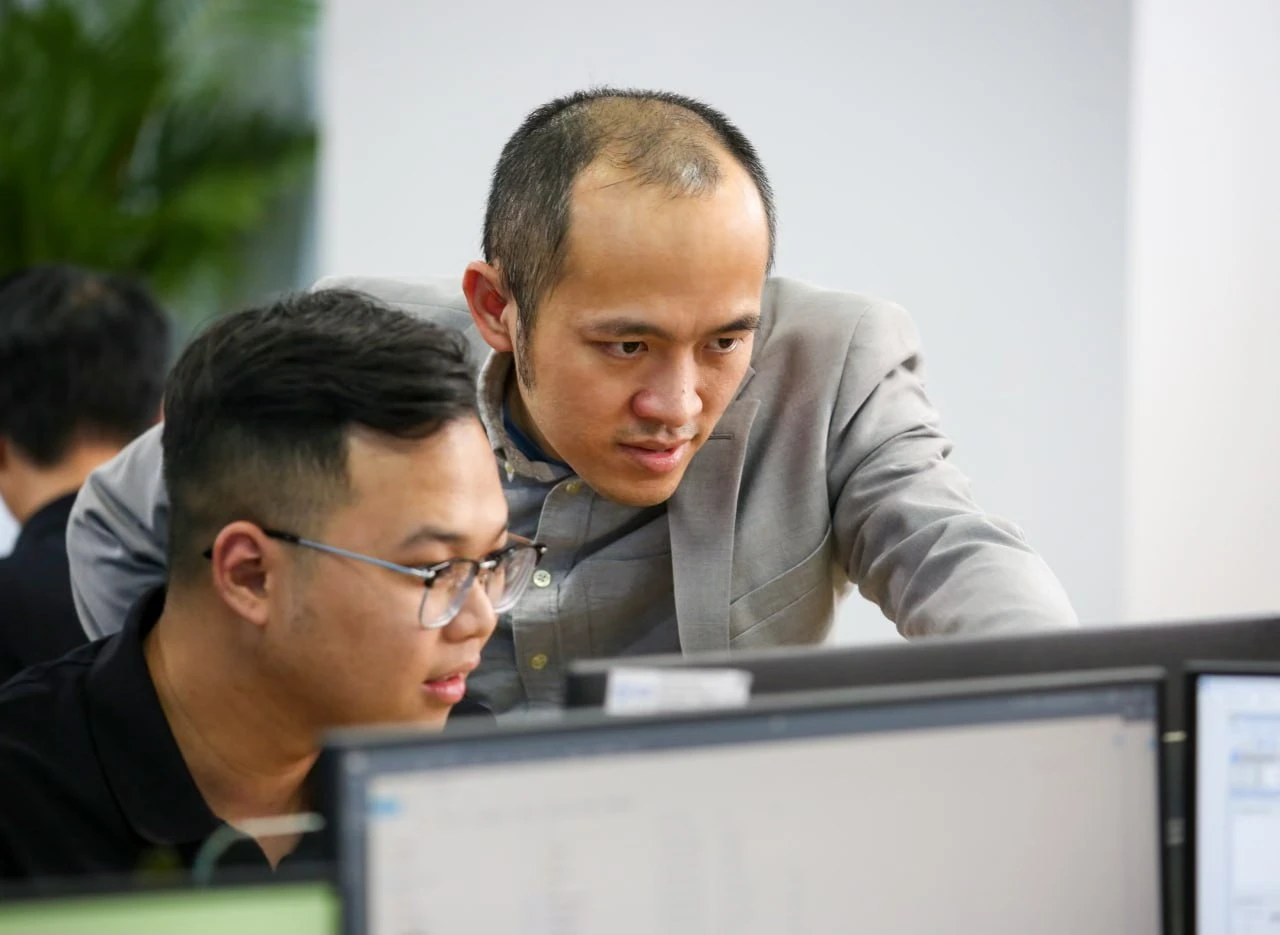 Ông Vũ Ngọc Sơn, Trưởng Ban Công nghệ, Hiệp hội An ninh mạng quốc gia (bên phải) đang hướng dẫn xử lý vụ tấn công mạng.