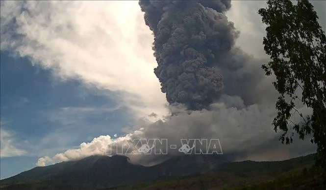 Tro bụi phun lên từ núi lửa Lewotobi Laki-Laki, tại Đông Nusa Tenggara, Indonesia.