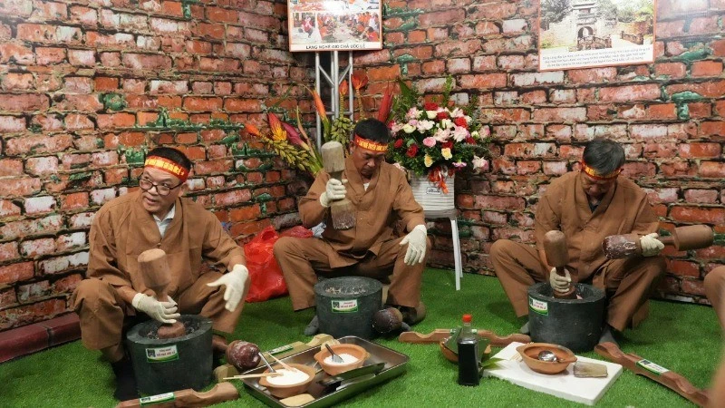 Trình diễn giã giò trong Lễ hội.