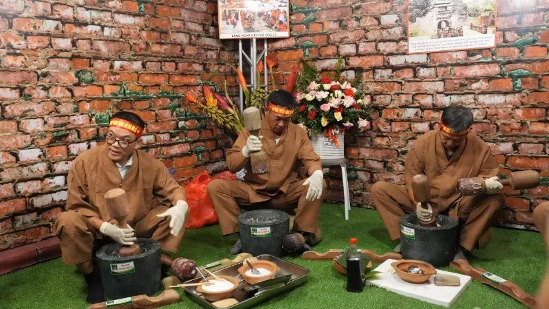 Trình diễn giã giò trong Lễ hội.