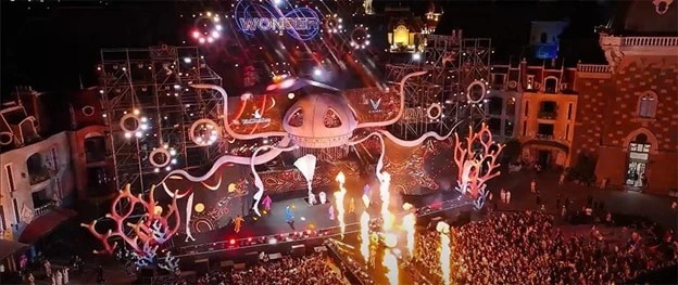 Các lễ hội rực rỡ được thể hiện trong MV.