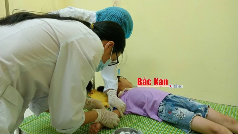 Bệnh nhân được theo dõi tại cơ sở y tế. Ảnh: Báo Bắc Kạn.