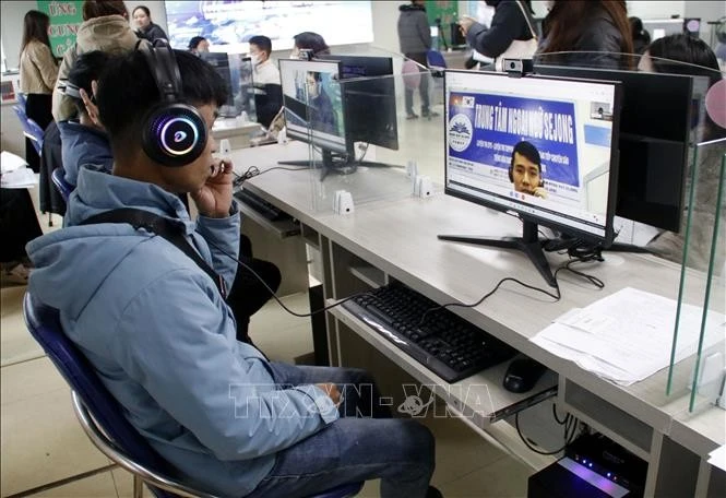 Người lao động tham gia phỏng vấn online.