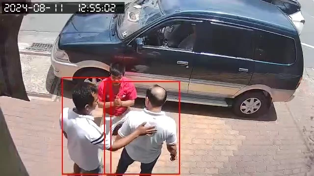 Tài xế xe ô tô màu xanh (áo đỏ) phải quỳ xuống xin lỗi trước sự đe doạ của Trần Tấn Phong.