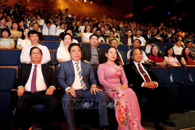 Phó Chủ tịch nước Võ Thị Ánh Xuân và các đại biểu tại lễ trao giải.