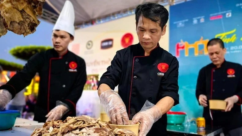 Quy trình chế biến diễn bảo đảm các yếu tố vệ sinh an toàn thực phẩm.