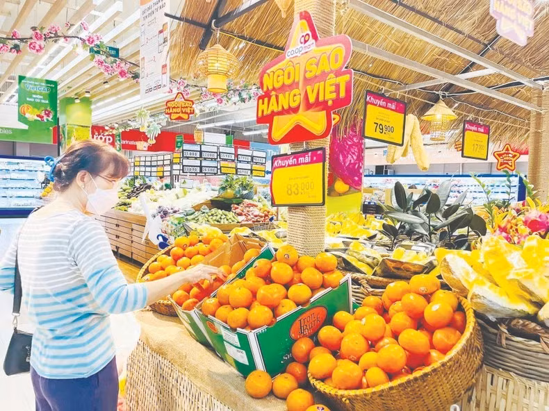 Việc sử dụng hàng Việt không chỉ là một hành động kinh tế, mà còn là một hành động thể hiện lòng yêu nước, tinh thần đoàn kết, trách nhiệm với quốc gia, dân tộc. (Ảnh minh họa)