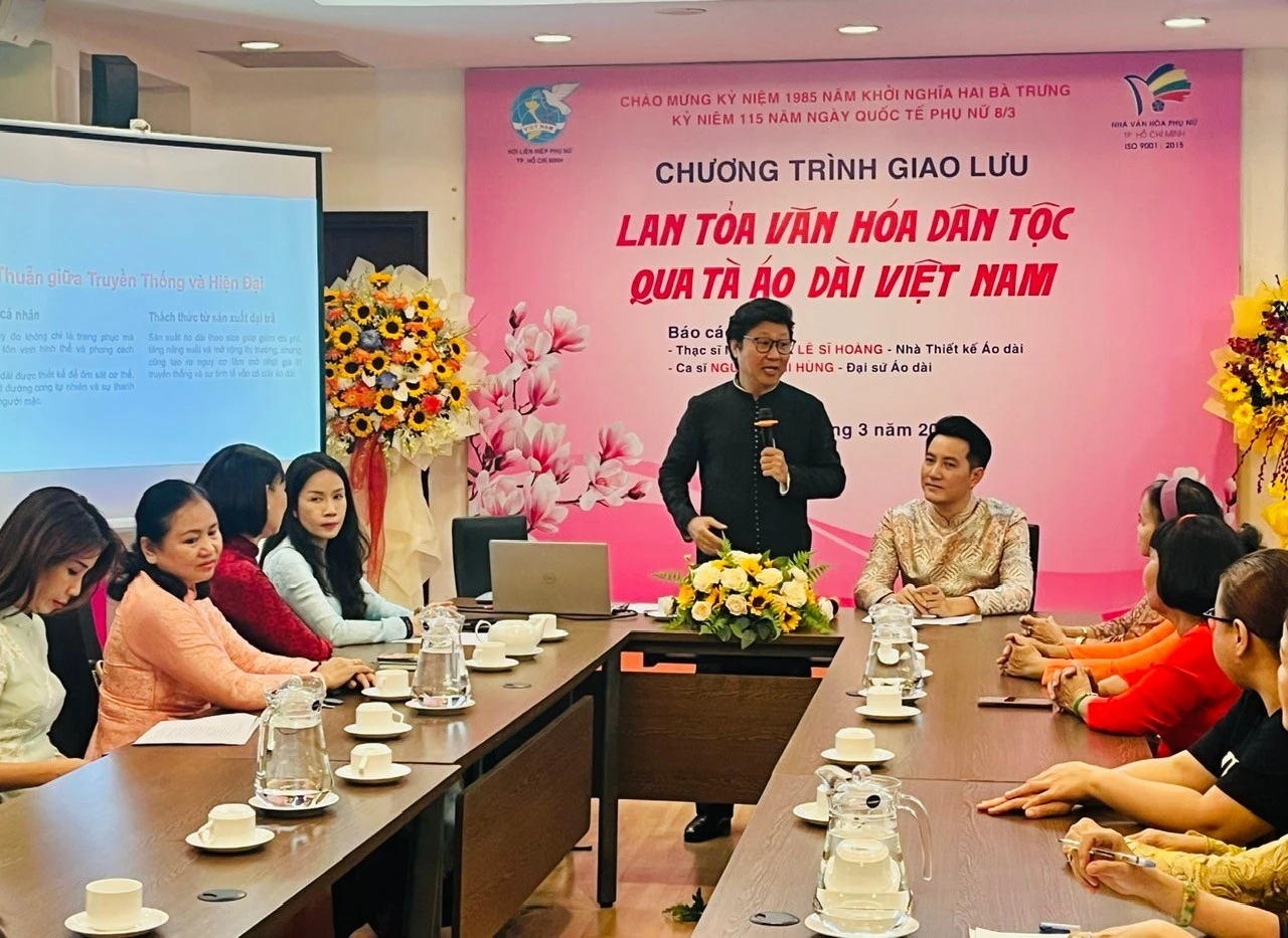 Nhà thiết kế áo dài Lê Sĩ Hoàng, đồng thời là Nhà sáng lập Bảo tàng Áo dài chia sẻ về áo dài tại chương trình.