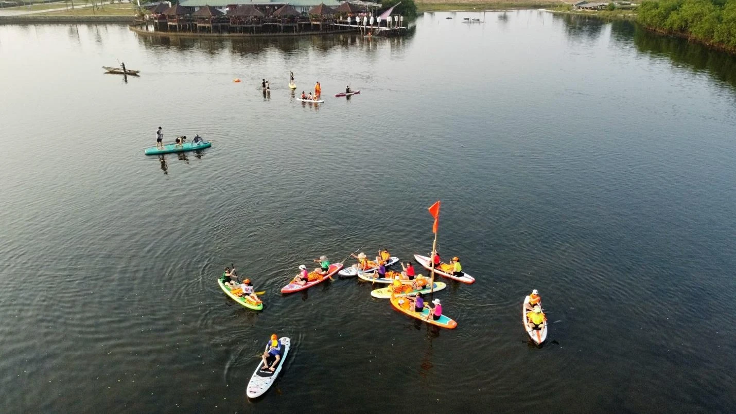 Nằm cách trung tâm TP Huế khoảng 20 cây số về phía Bắc, đầm Quảng Lợi được du khách đánh giá là một trong những khu vực đẹp nhất phá Tam Giang - Cầu Hai. Đầm Quảng Lợi được nhiều người tìm về trải nghiệm, trở thành điểm sáng du lịch cộng đồng vùng đầm phá.