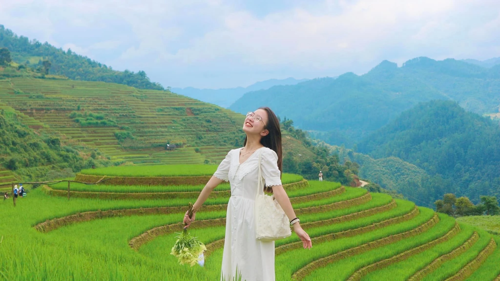 Du khách mê mẩn vẻ đẹp những thửa ruộng bậc thang.