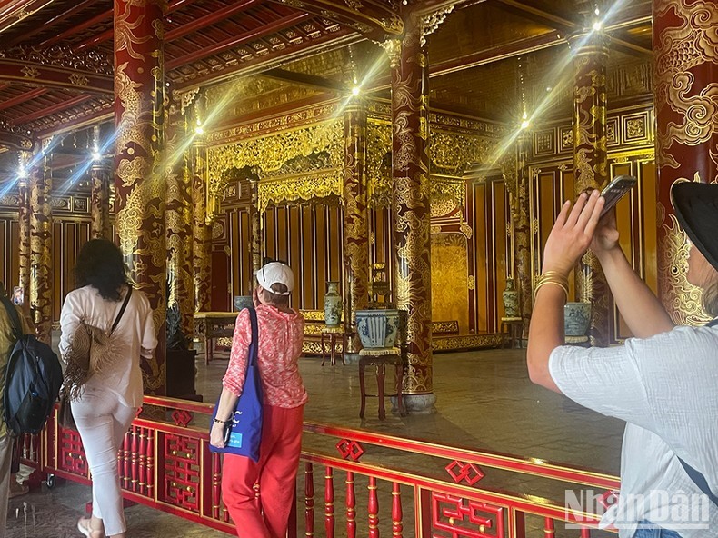 Tại Điện Thái Hòa, hiện vật được ngăn cách với khách tham quan bằng một hàng rào thấp. Tại Điện Thái Hòa, hiện vật được ngăn cách với khách tham quan bằng một hàng rào thấp.