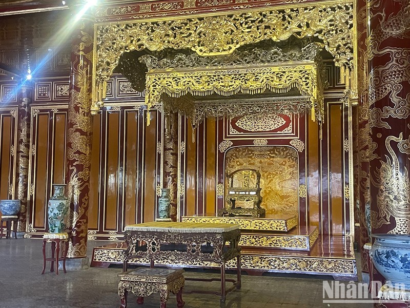 Ngai vàng triều Nguyễn trong điện Thái Hòa. Ngai vàng triều Nguyễn trong điện Thái Hòa.