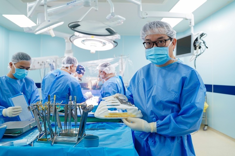 Giáo sư, Tiến sĩ Trần Trung Dũng (Giám đốc Chuyên ngành Chấn thương chỉnh hình và Cơ xương khớp, Hệ thống Y tế Vinmec) và sản phẩm công nghệ in 3D trước khi phẫu thuật ghép cho người bệnh. Giáo sư, Tiến sĩ Trần Trung Dũng (Giám đốc Chuyên ngành Chấn thương chỉnh hình và Cơ xương khớp, Hệ thống Y tế Vinmec) và sản phẩm công nghệ in 3D trước khi phẫu thuật ghép cho người bệnh.